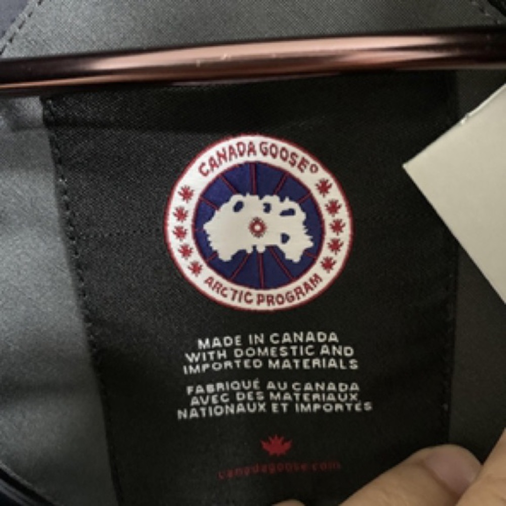 Canada Goose dark grey down vest - Picture 4 of 8